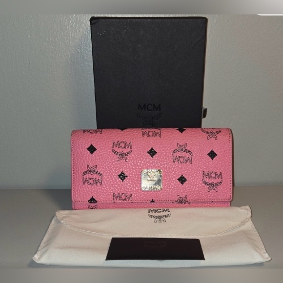 MCM Leather Monogram Wallet Pink I need the baby pink ☹️🙈 - Picture 10 of 12